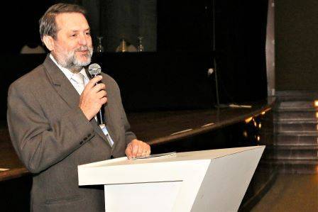 César Luis Scherer finalizando a edição 2023 do Catálogo dos Governadores do Rotary International no Brasil