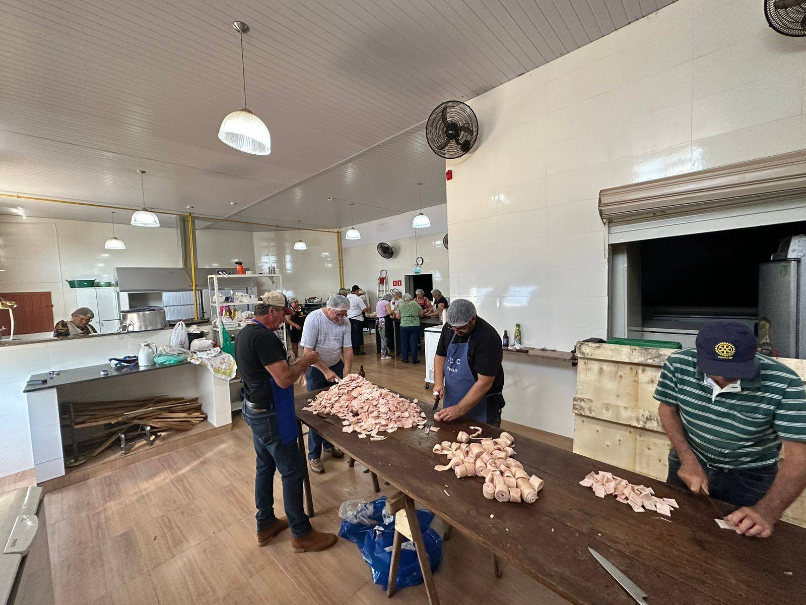 Rotary Club de Itápolis prepara 700kg de feijoada para evento