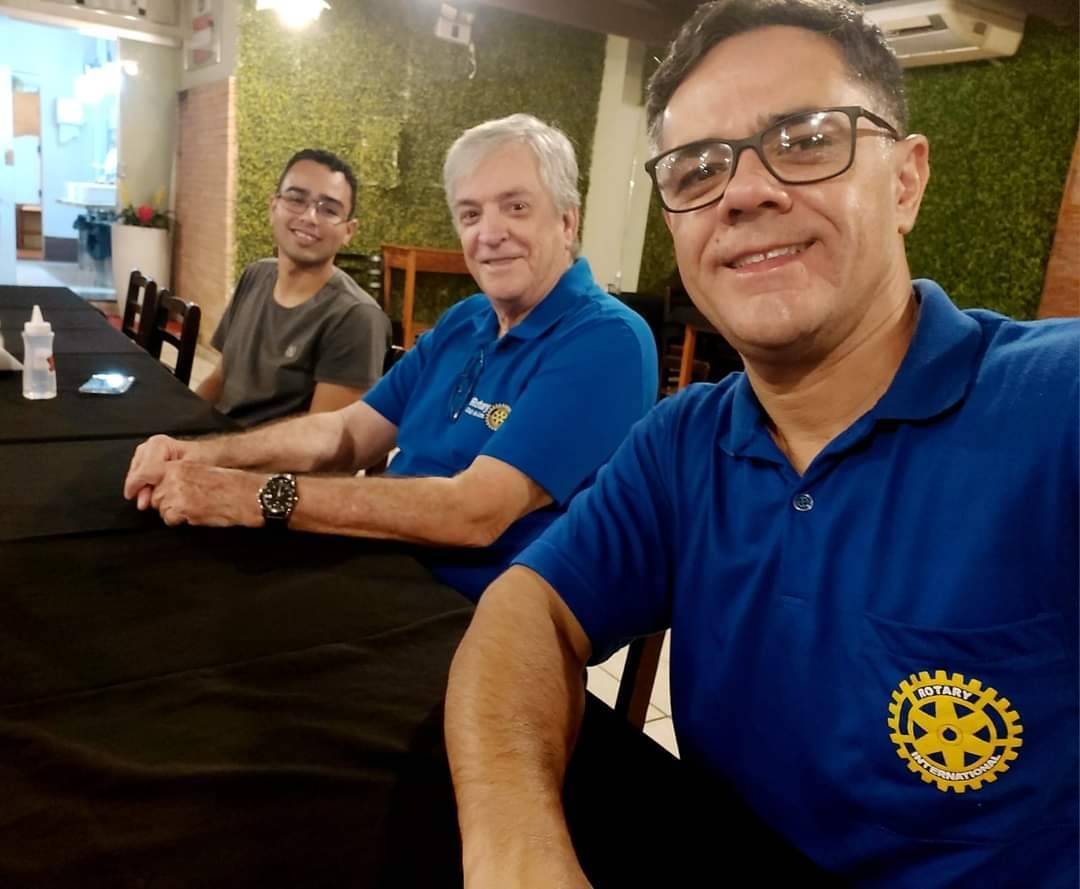 Governador Israel Afonso deixa mensagem ao Rotary Club de Lins