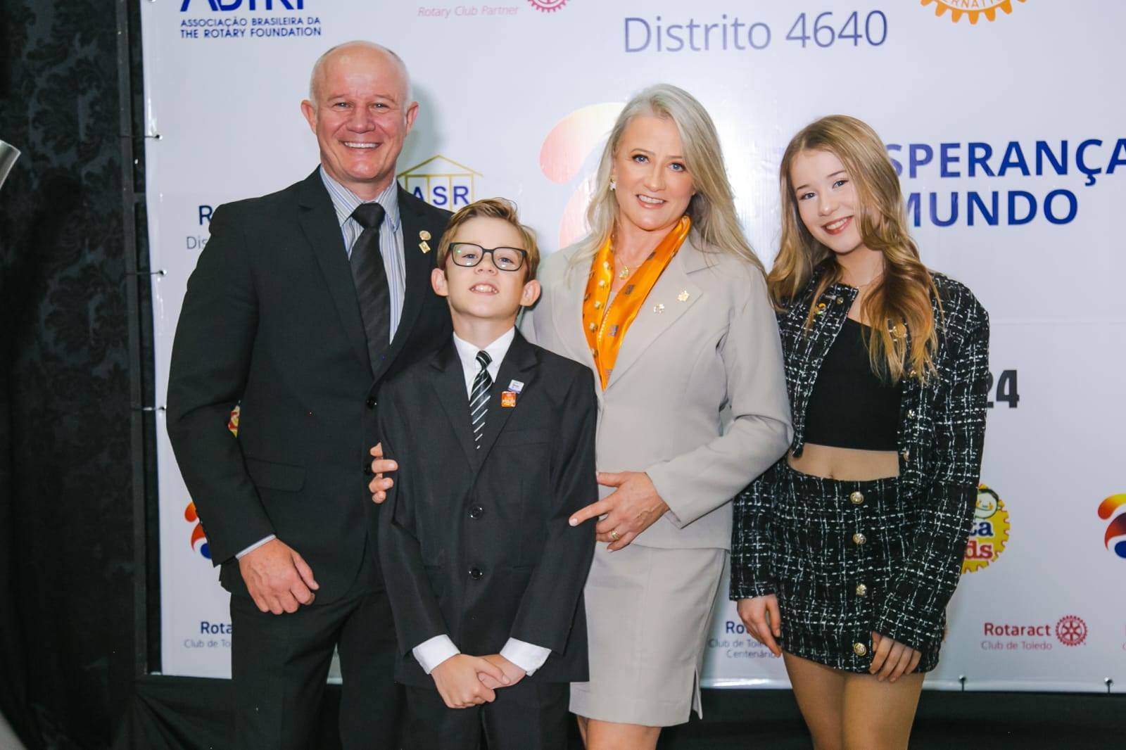 Familiares e integrantes do Rotakids de Toledo Integração gestão 2023/2024