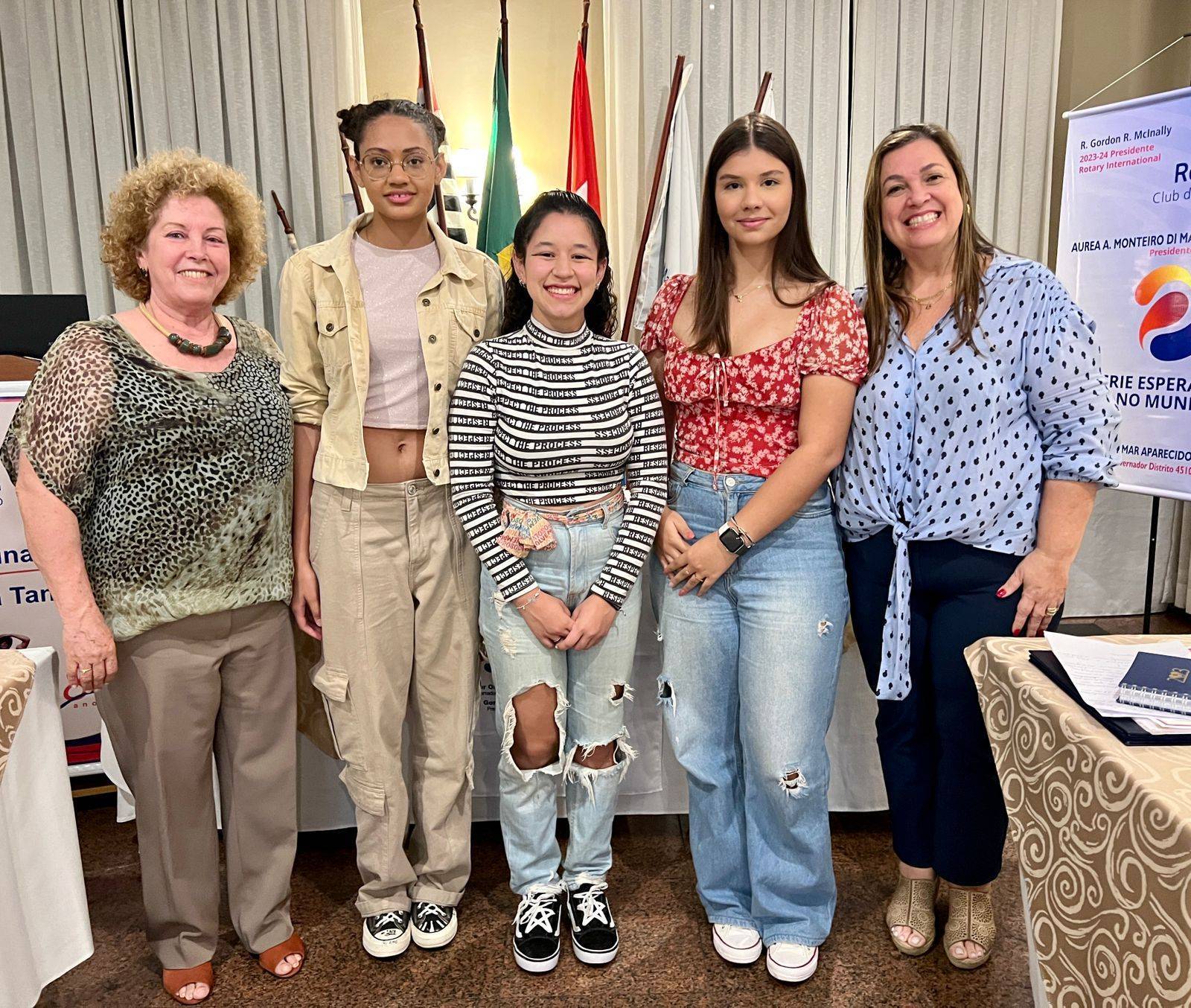 Rotary Club de Marília-Pioneiro com as intercambiárias