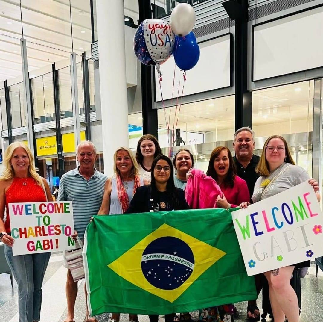 Gabriela é recepcionada no Aeroporto de Charlesto