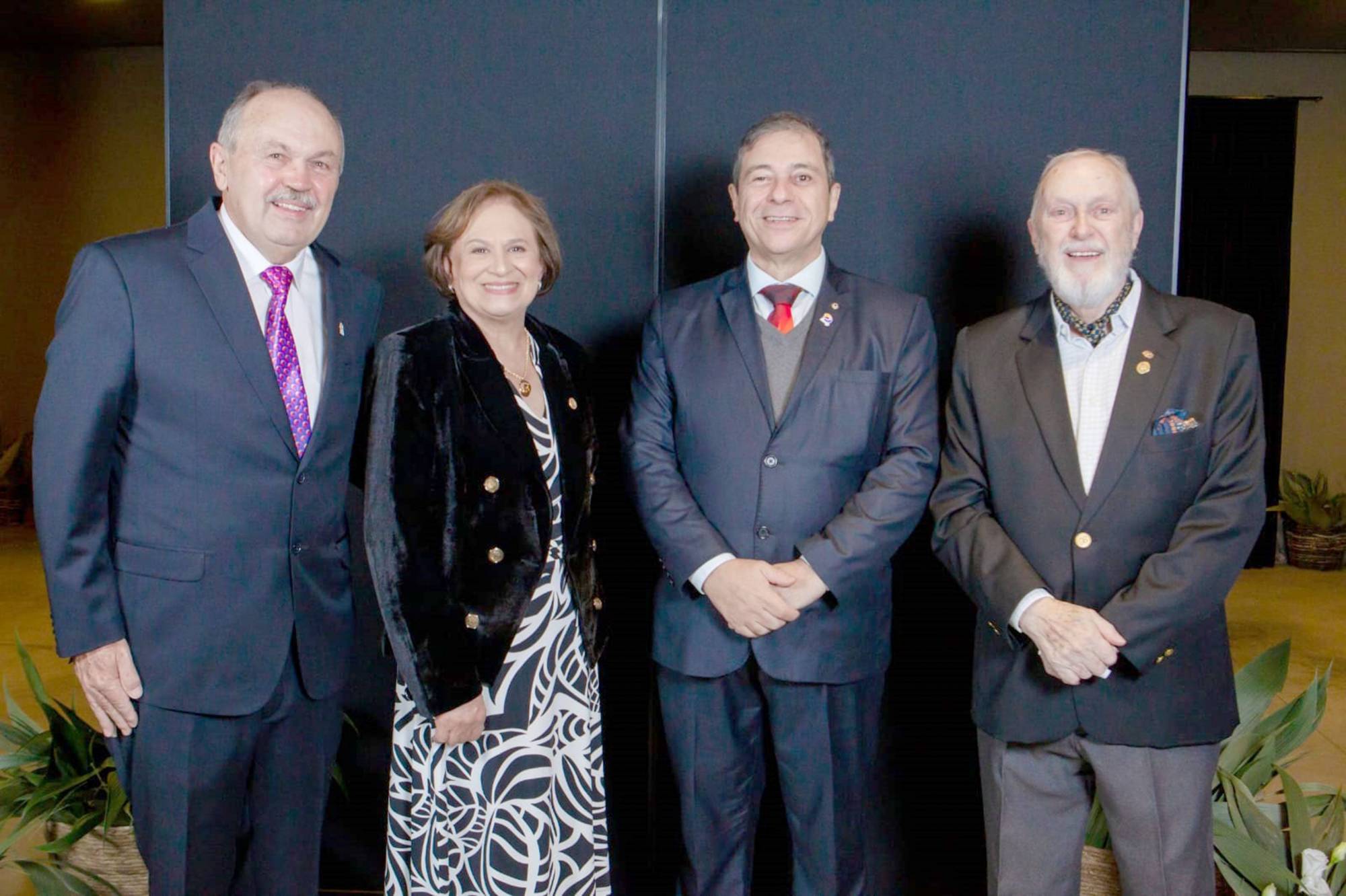 O novo presidente do Rotary Club SJP, Miguel de Paula (centro) e sua esposa Elmari, acompanhados do novo governador do Distrito 4730, Laerzio Chiesorin Junior e do governador dos Distrito 4730 (ano 1989/1990), Lourival Louir Berti