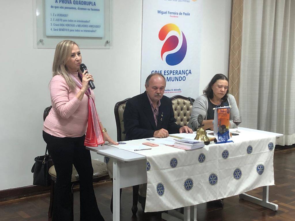 Governadora assistente do Rotary Club Distrito 4730, Regina Damazio; Miguel de Paula, pres. do Rotary SJP e a presidente Comissão Projetos Humanitários, Maria Luzita de Faria