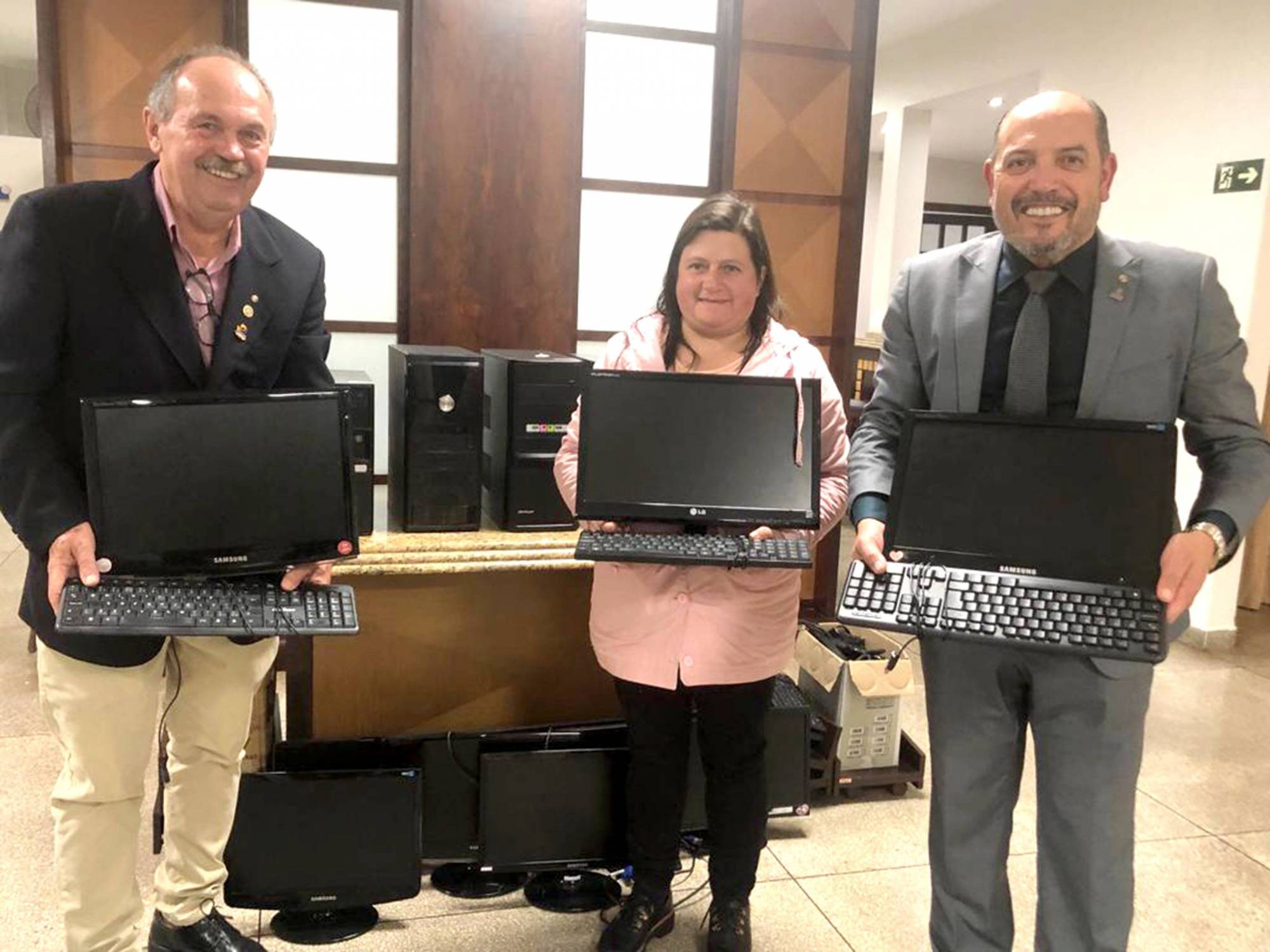 Miguel de Paula, pres. Rotary Club SJP; Vera Chicovis, diretora da Escola Dep. Lepoldo Jacomel e o empresário e rotariano Valdecir Ribeiro