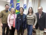 Mildredmahli Chhea, intercambista pelo Rotary dos EUA, ladeada pela governadora assistente do Distrito 4730, Regina Damazio;  o pres. do Rotary SJP, Miguel de Paula e a família Maldonado
