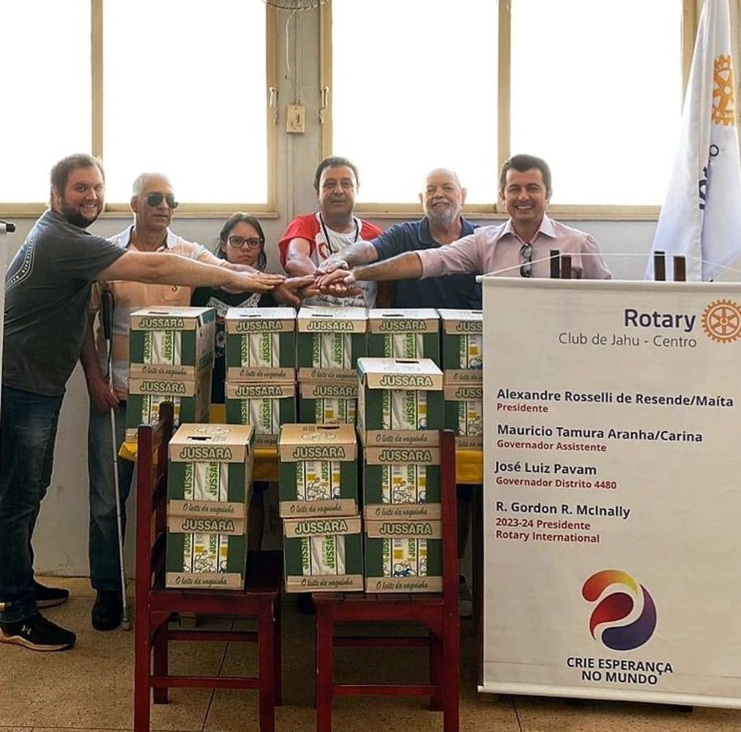 Entrega de Doção de Caixas de Leite 