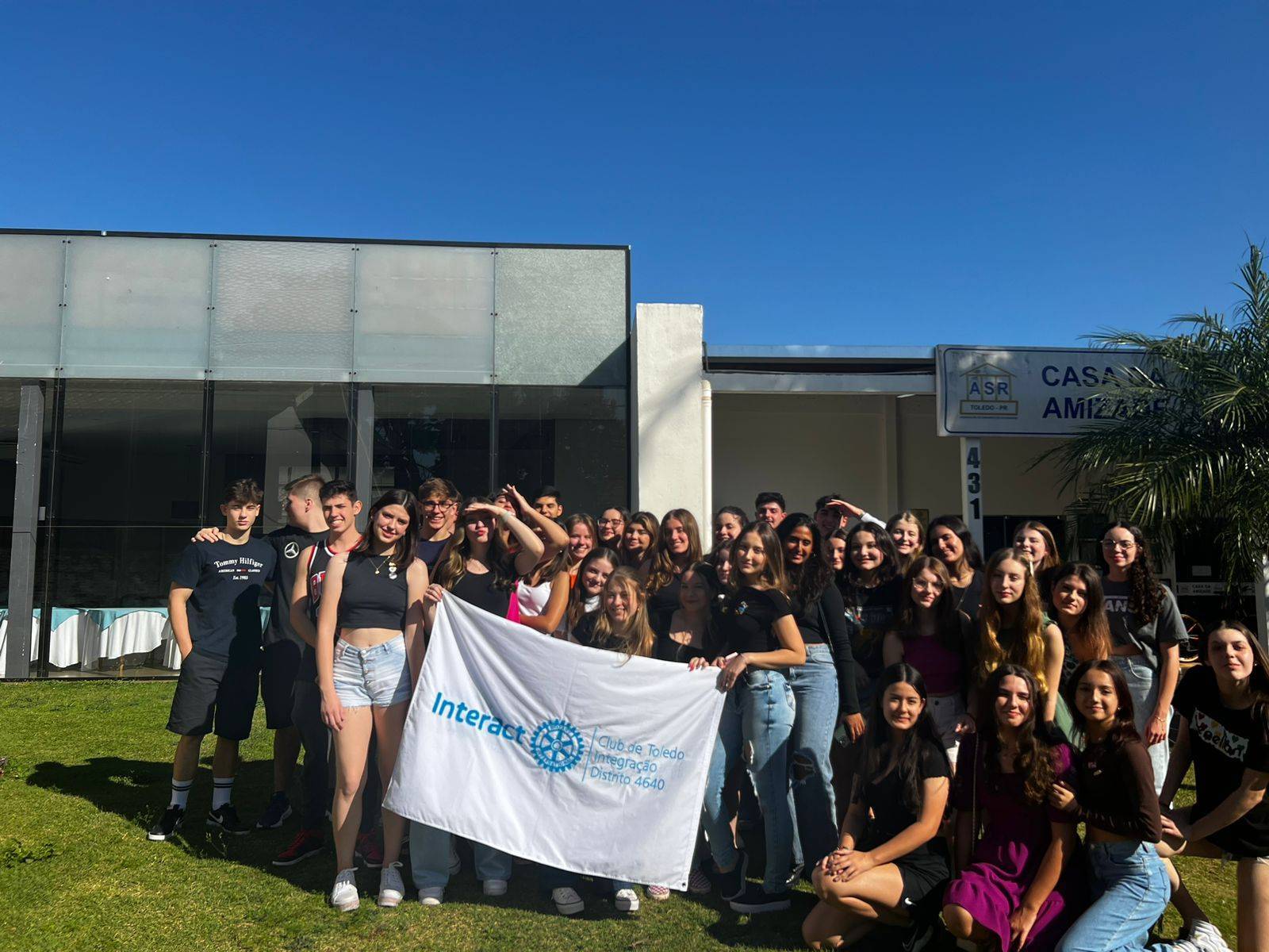 No dia 05 de agosto de 2023, foi realizada a quinta reunião ordinária do Interact Club de Toledo Integração! Essa reunião teve como principal foco a leitura do regimento interno do clube, que foi aprovado por unanimidade pelos interactianos!  Além disso, aproveitamos de nosso tempo para juntos montarmos algumas cestas com diversos alimentos, os quais serão doados em parceria com nosso Rotary padrinho.  Também houve a anunciação do sócio destaque do mês de julho e parabenizamos a interactiana Bianca Orlando por se dedicar com o clube e cultivar a cada dia o espírito interactiano, e por isso, a associada recebeu uma lembrança da comissão de Internos! No próximo mês poderá ser você também! Basta aproveitar sua chance e ter compromisso com o clube.