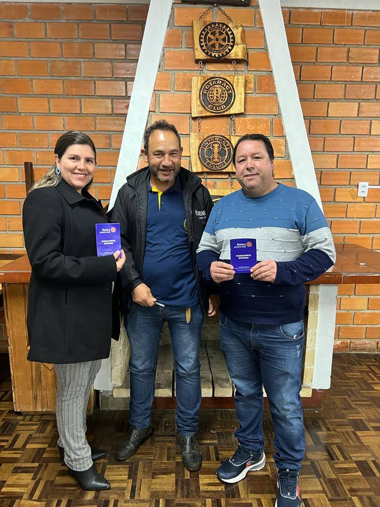 Os dois novos indicados recebendo o seu PASSAPORTE ROTARIO