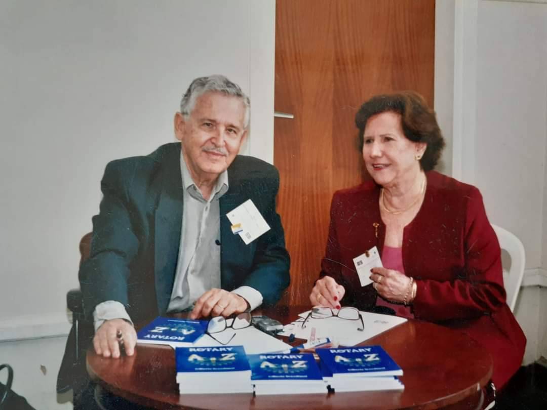 Livro com instruções rotárias