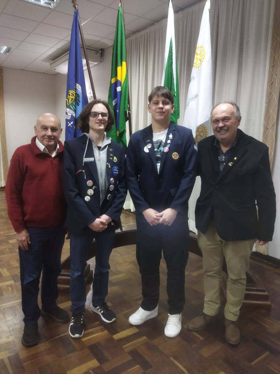 O rotariano Maurílio Pescarolo, pai do intercambista Murilo que vai para a Hungria; Murilo Pescarolo, intercambista pelo Rotary Club SJP; Marcos Ivan Behrens Rocca, intercambista da Argentina e o presidente do Rotary CLub SJP, Miguel de Paula