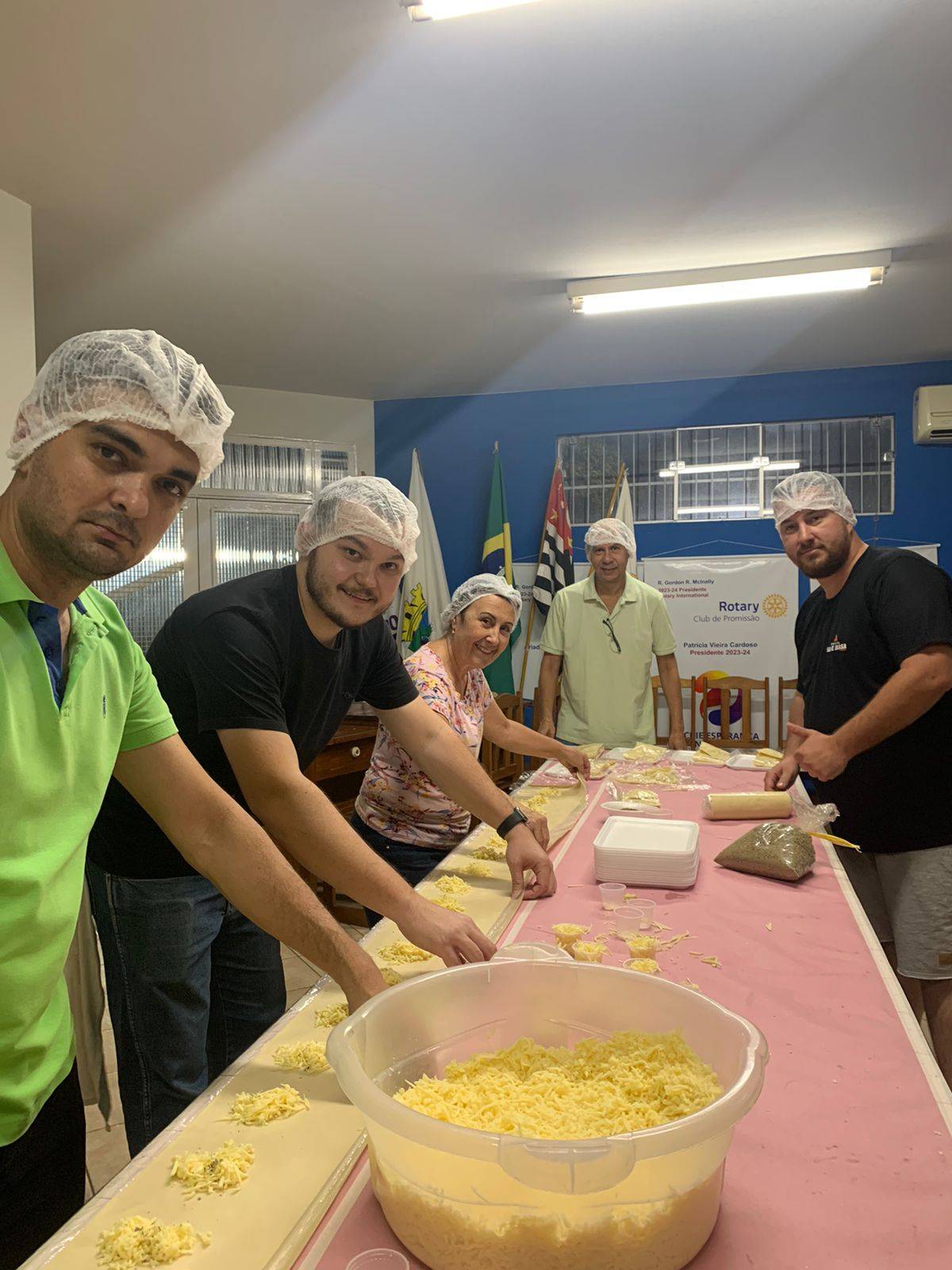 Venda de pastel em prol de arrecadação para Fundação Rotária