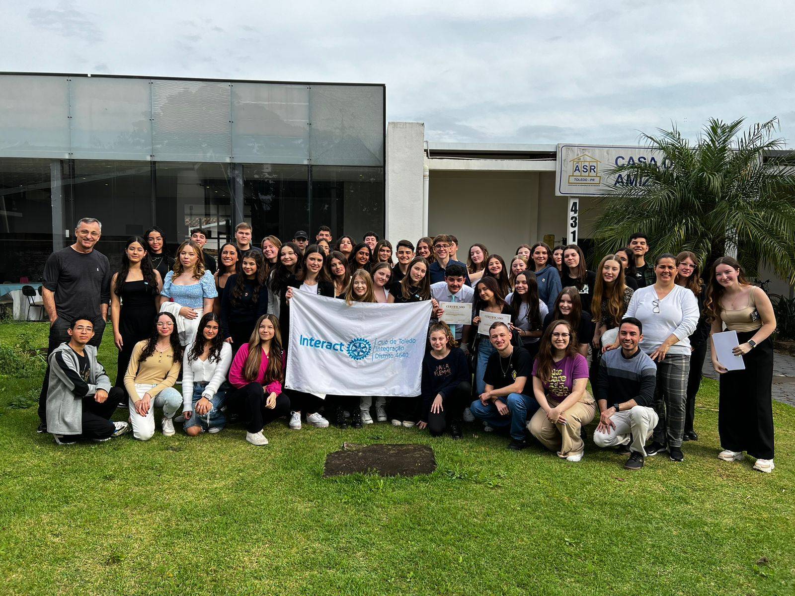 CONCURSO DE ORATÓRIA!   No dia 12 de agosto de 2023, aconteceu o primeiro concurso de oratória da gestão 2023-24 do Interact Club de Toledo Integração, onde nossos associados discursaram sobre o tema “A inclusão dos refugiados na sociedade brasileira”, tema de extrema relevância na nossa sociedade!  O concurso de oratória tem sua primeira fase internamente no clube, e os vendedores dessa fase passam para o concurso de área, que os leva ao distrital e, posteriormente, o nacional! Assim, os jovens de todo o país podem aprimorar sua oratória e seu conhecimento sobre temas muito pertinentes da atualidade.   O Interact Club agradece a participação de todos, a dedicação dos grupos e principalmente as diretoras de Internos e Protocolo que organizaram esse projeto com extrema excelência!  Parabéns ao grupo vencedor e suas oradoras! 