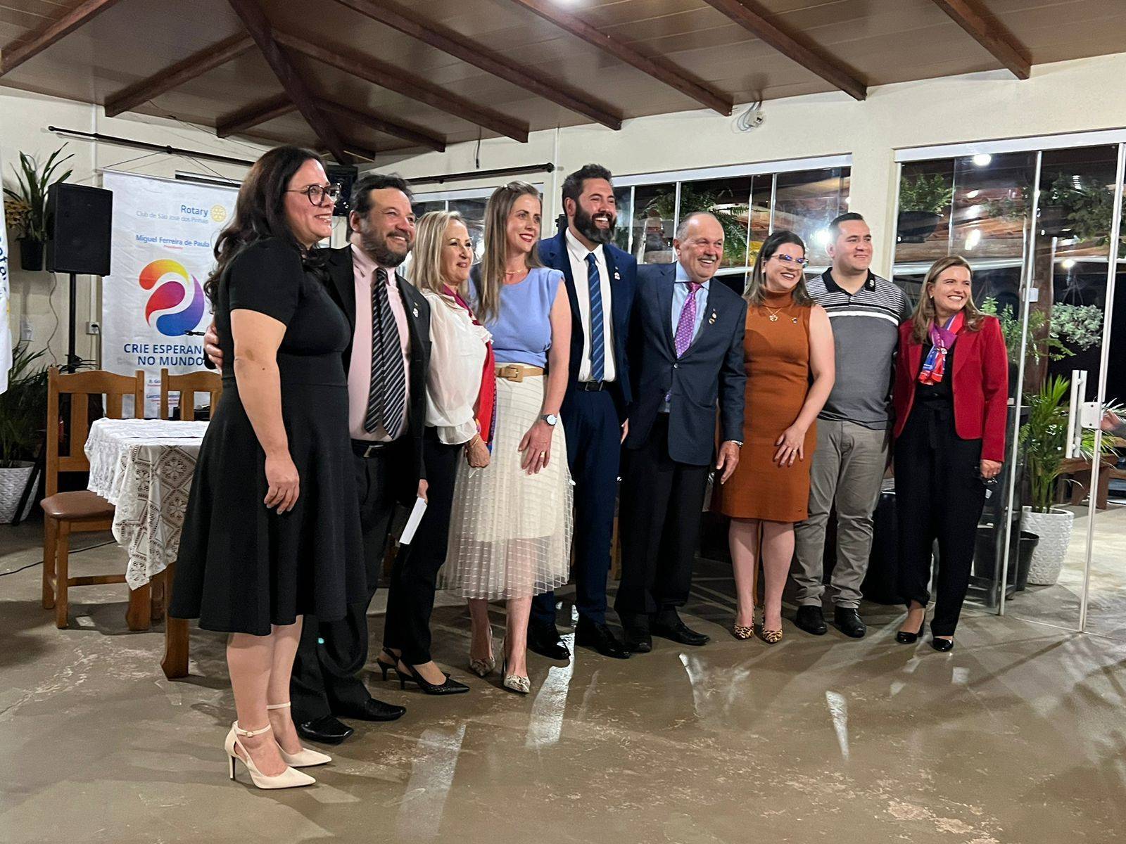 O rotariano empossado Juan Alberto Mongelós e sua esposa Ana Paula; a governadora assistente do Distrito 4730, Regina Damazio; o novo rotariano Pedro Bernardo Pereira e sua esposa Daiane Ficagna; o presidente do Rotary Club SJP, Miguel de Paula; o terceiro rotariano empossado Ricardo Rodrigues, junto de sua esposa e presidente do RCSJP Murici, Juliana Martos e a presidente da Comissão de DQA Distrito 4730, Miriam Borcath