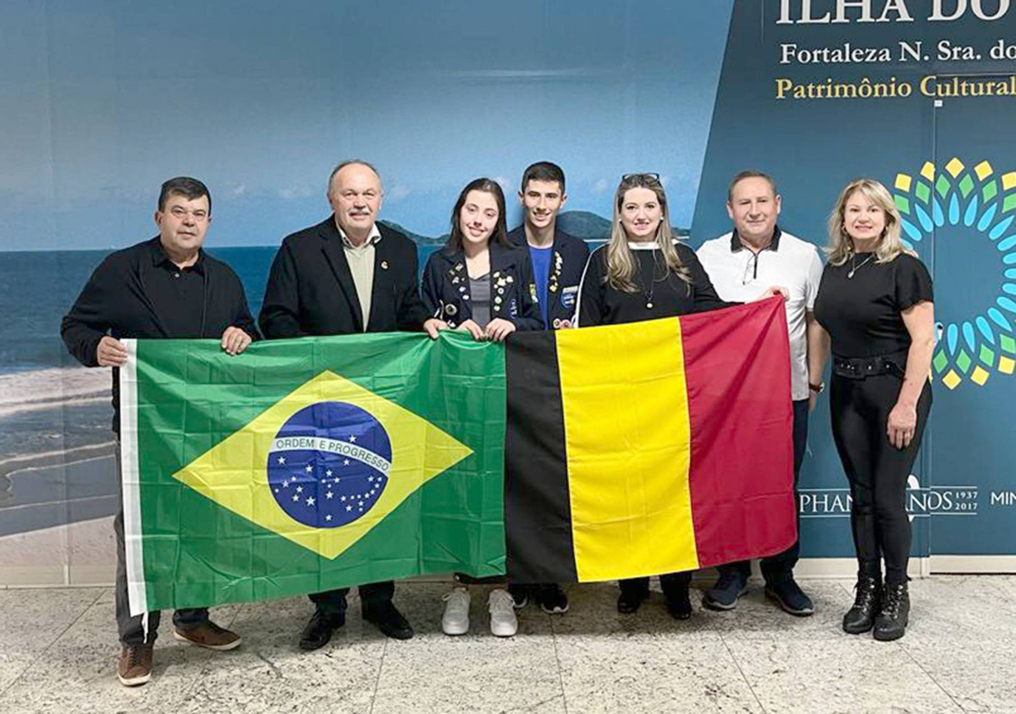 Antonio Ernani e o pres. do Rotary Club SJP, Miguel de Paula; a intercambista Laura Bartisti; rapaz intercambista acompanhando o embarque de Laura; a mãe de Laura, Adriana Batisti; Pedro Mulik e Vani Maruska