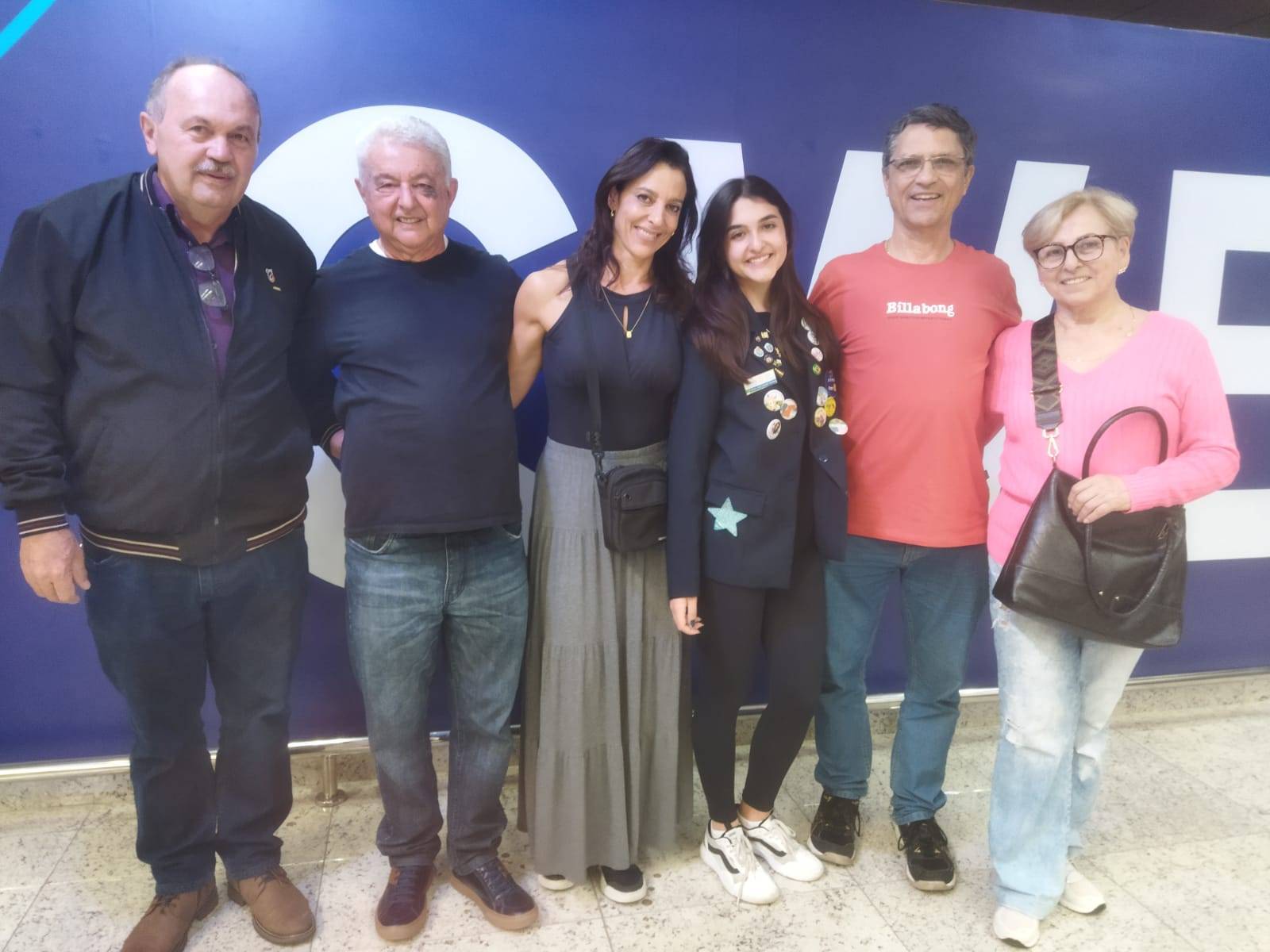 O pres. do Rotary Club SJP, Miguel de Paula; o rotariano e vô da intercambista, José Carlos Ferraro; a mãe da intercambista, Paola Ferraro; a intercambista Maria Clara; o pai de Maria Clara e membro do Rotary Club SJP Iguaçu, Geraldo Trevizan e a vó de Maria Clara, Roseli Bianchetti Ferraro