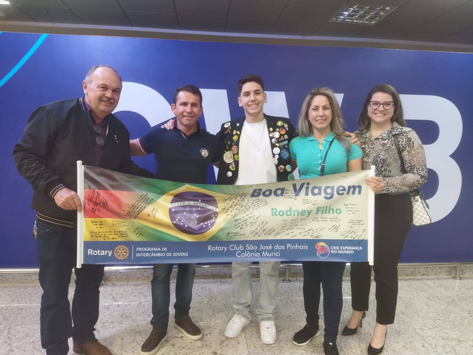 O presidente do Rotary Club SJP, Miguel de Paula; Rodney Schmitt “pai”; o intercambista Rodney Schmitt Filho; a mãe de Rodney, Elisângela da Rocha Schmitt e a presidente do Rotary Club SJP Col. Murici, Juliana Martos