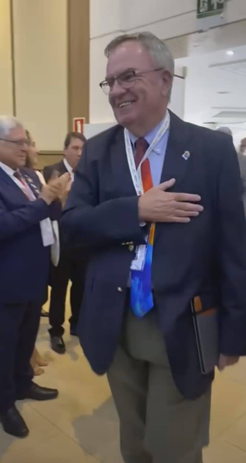 Presidente do RI Gordon McInally chega ao Brasil