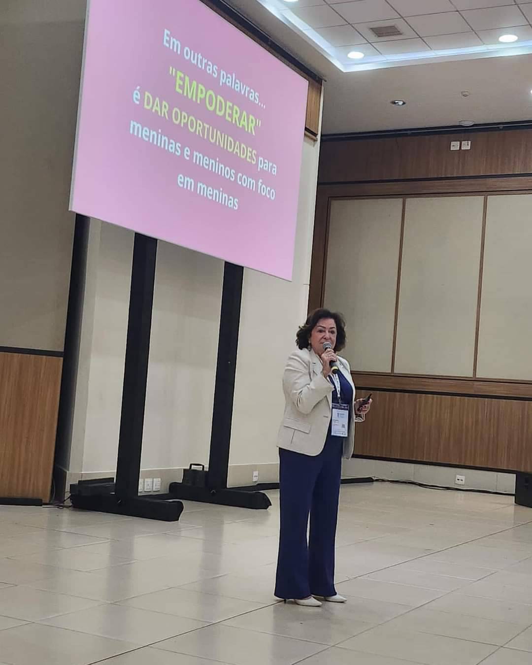 Embaixadora do Empoderamento de Meninas da Zona 24A na capacitação e Governadores