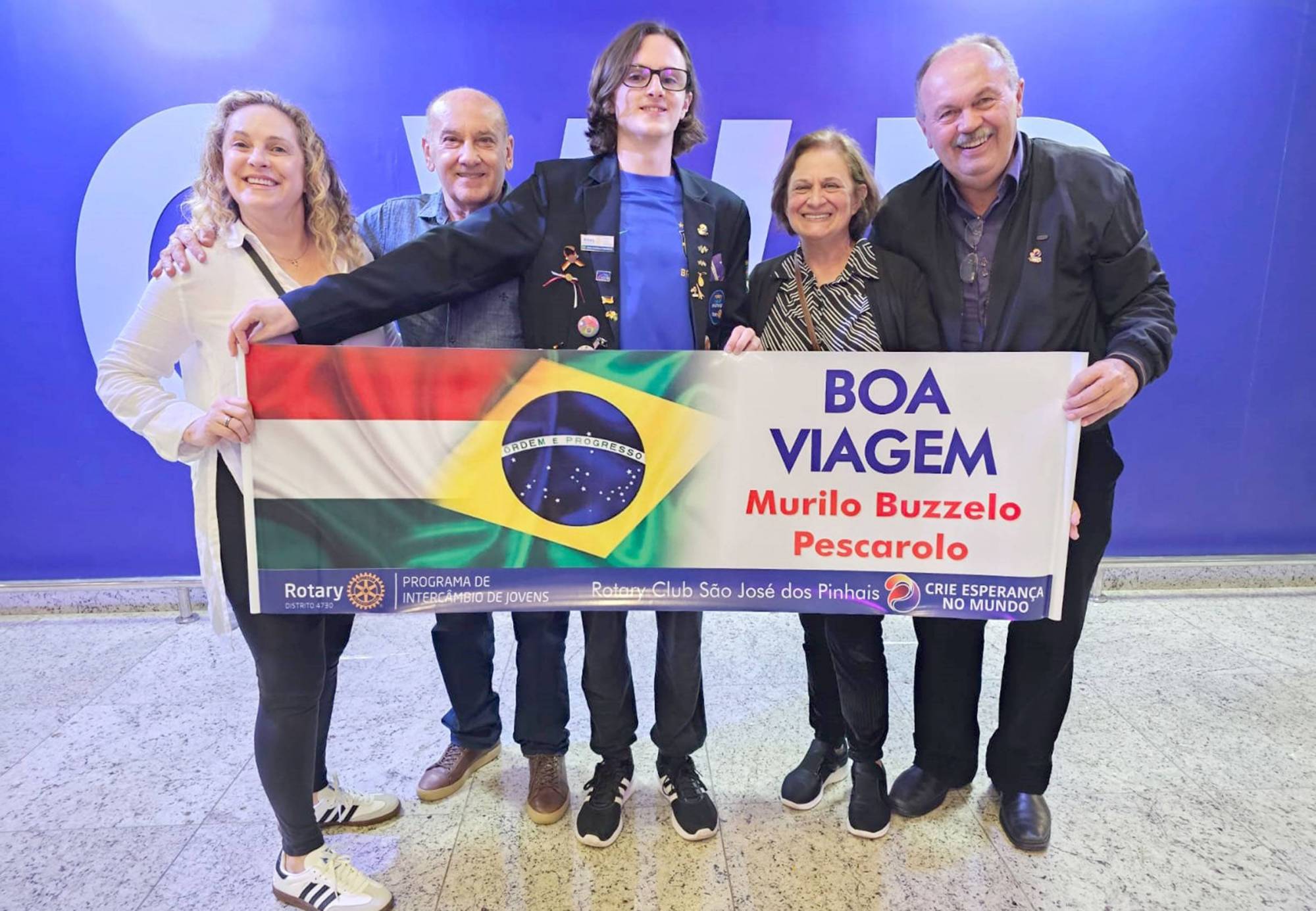O intecambista Murilo Pescarolo (centro) com seus pais Cândida e Maurílio Pescarolo (esq.), o pres. do Rotary SJP, Miguel de Paula e sua esposa e pres. da Ass. das Senhoras Rotárias, Elmari Moreschi (dir.)