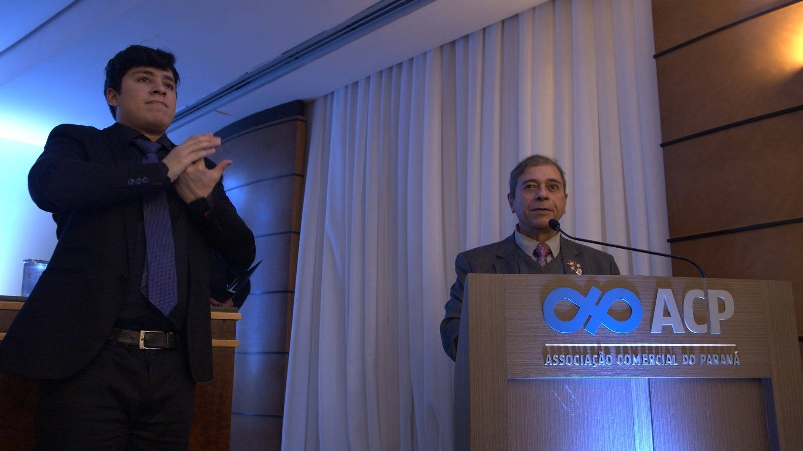 Na foto o Governador 2023-24 Laerzio Chiesorin Junior e Lucas Gomes de Albuquerque, intérprete de libras