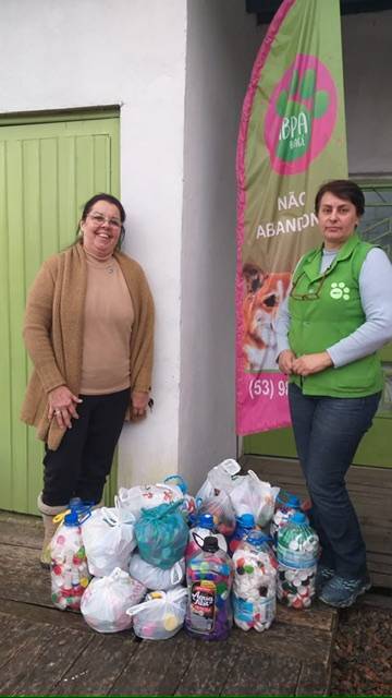 Periodicamente a nossa companheira Celinha Grillo realiza a entrega das tampinhas plásticas nas instituições que prestam assistência aos animais de Bagé. 