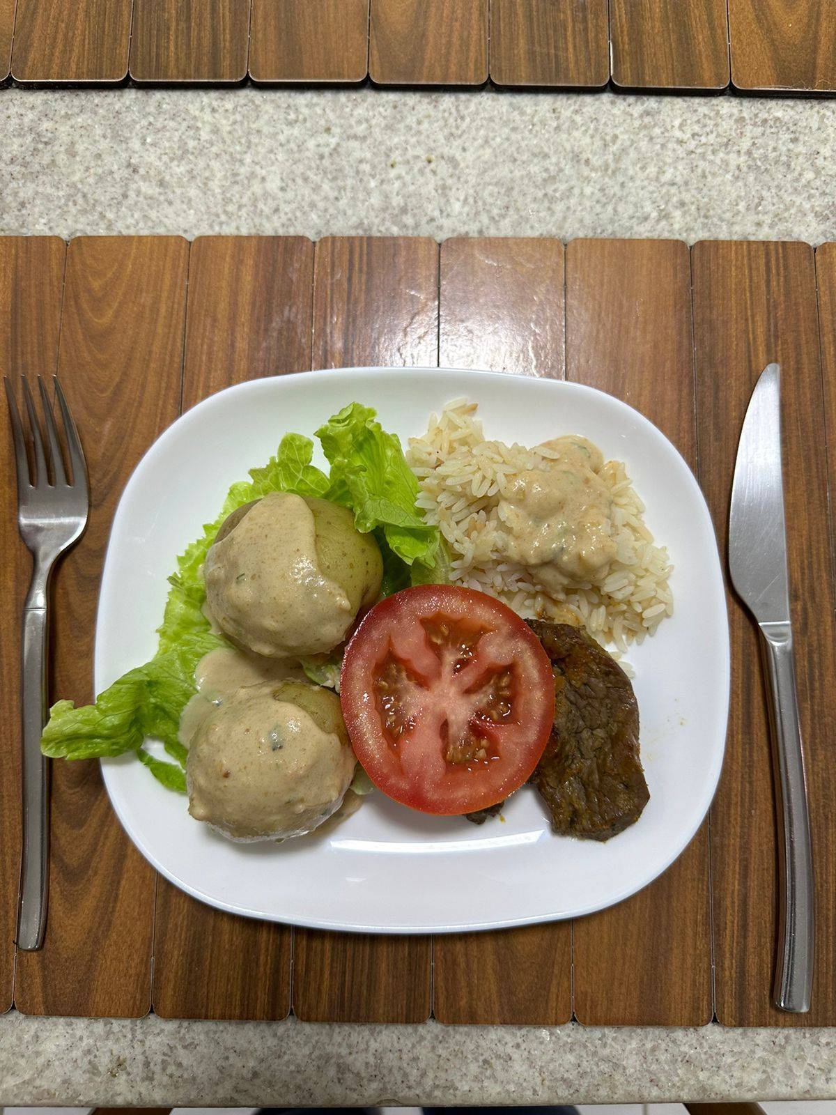 JANTAR TÍPCO DO EQUADOR FEITO PELA NOSSA INTERCAMBISTA, BATATA AO MOLHO DE AMENDOIM 