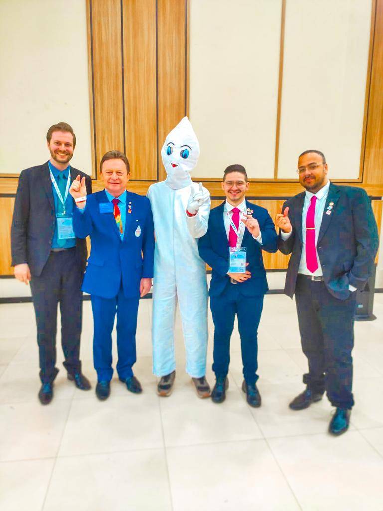 Na foto estão presentes o companheiro e mais alguns rotarianos e obviamente o nosso símbolo de vacinação: o zé-gotinha.