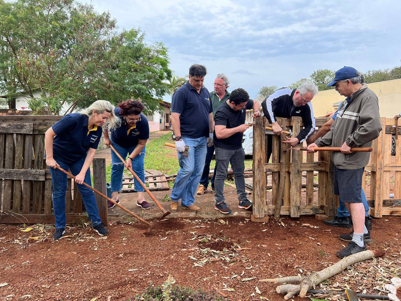 O trabalho em conjunto rende companheirismo e bons frutos para a comunidade.