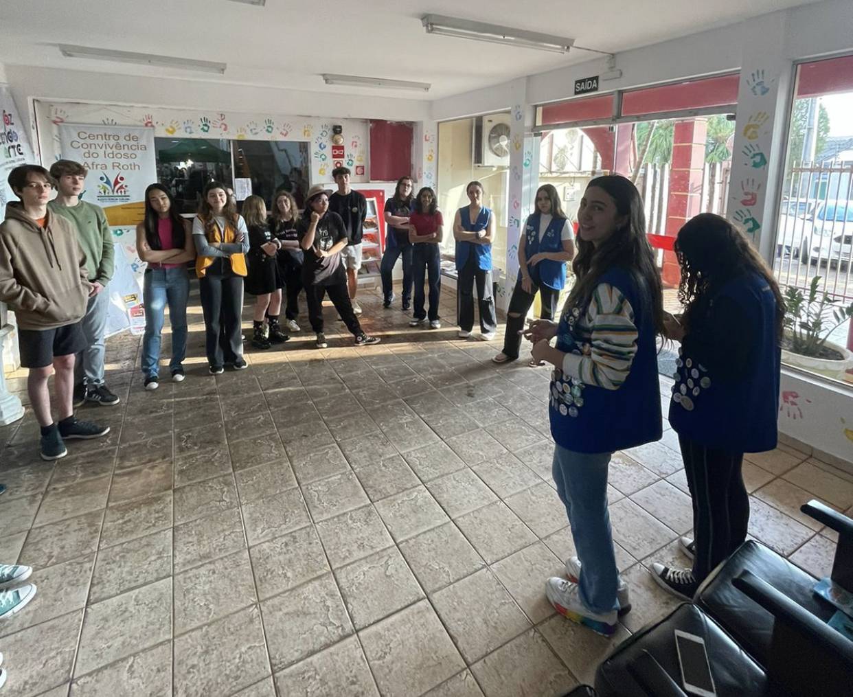 No dia 2 de setembro de 2023, realizamos a nossa quarta reunião extraordinária do ano rotário 2023-24, que foi durante a Ecoflores. A Ecoflores é um projeto anual que acontece a 24 anos e é realizado pelo nosso padrinho, o Rotary Club de Foz do Iguaçu-Três Fronteiras, consistindo em uma feira de flores, plantas e diversidades, com duração de dez dias, desde o horário da manhã até a noite. O Interact tem sua participação no caixa acompanhando os clientes empurrando seus carrinhos e as vezes no empacotamento, também temos nossa vendinha que geralmente, como está sendo feito esse ano, vendemos água, refrigerantes e picolés. A reunião ocorreu com todos que estavam na escala da tarde do sábado, tendo sido um momento engraçado e memorável bem descontraído.