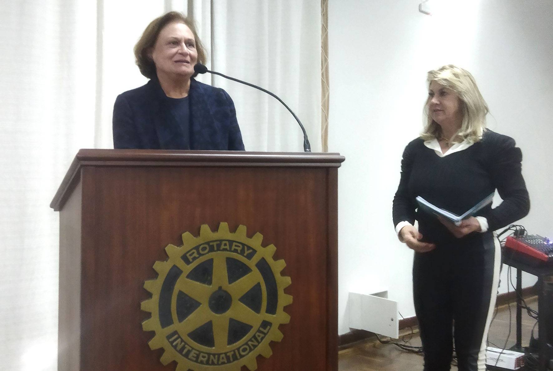 Elmari Moreschi, pres. da Associação das Senhoras Rotárias e a sua tesoureira, Vani Maruska