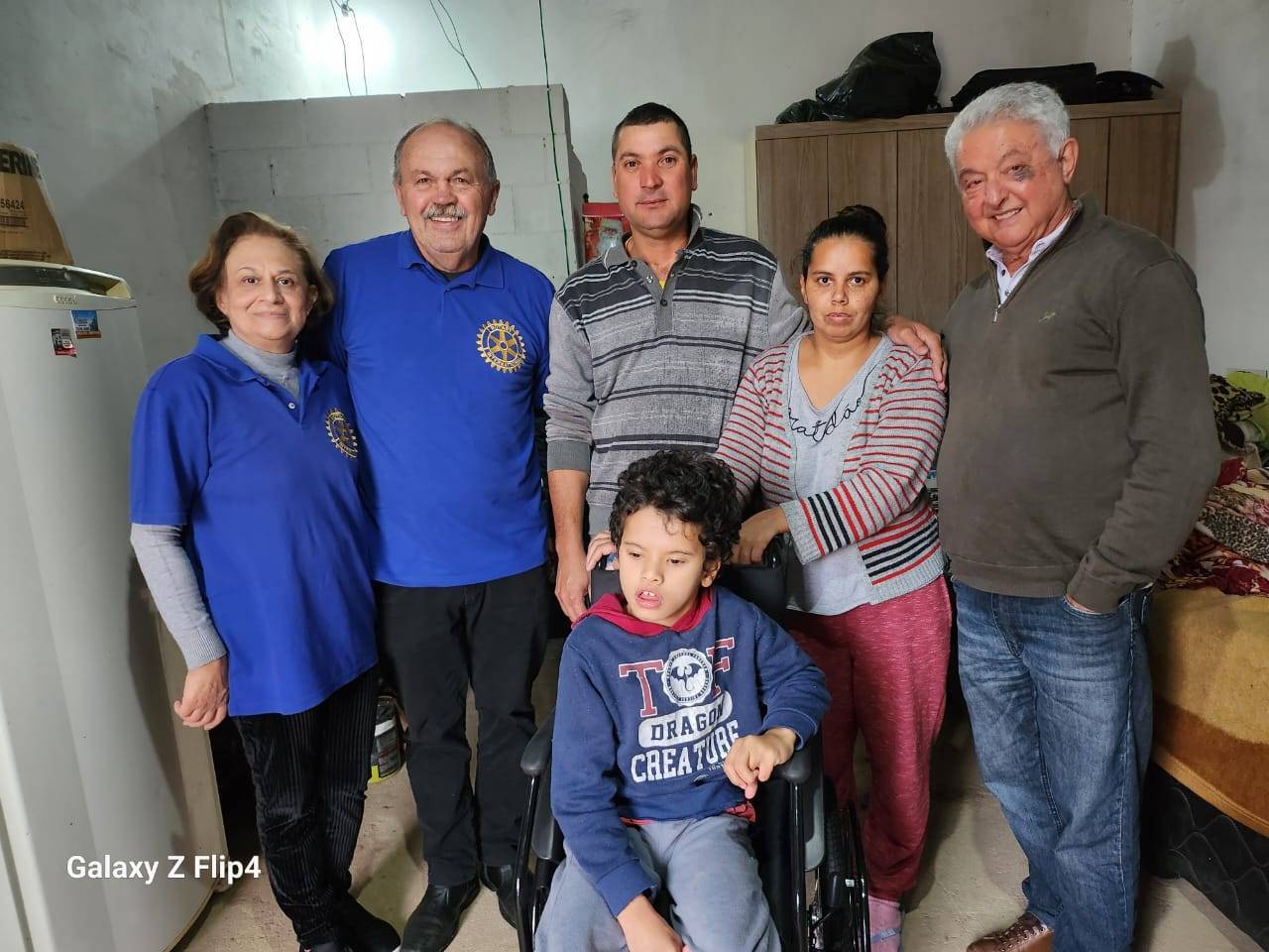 Elmari Moreschi, presidente da ASRR e o presidente do Rotary Club SJP, Miguel de Paula; o pequeno Gabriel e seus pais (ao centro) e o coordenador do Banco Ortopédico Osvaldo Valaski, José Carlos Ferraro (dir.)