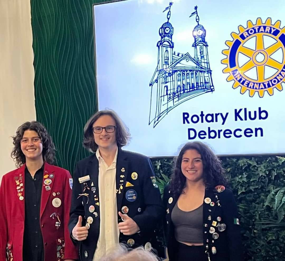 O intercambista são-joseense Murilo Pescarolo (centro) e outros intercambistas de Rotary na Hungria