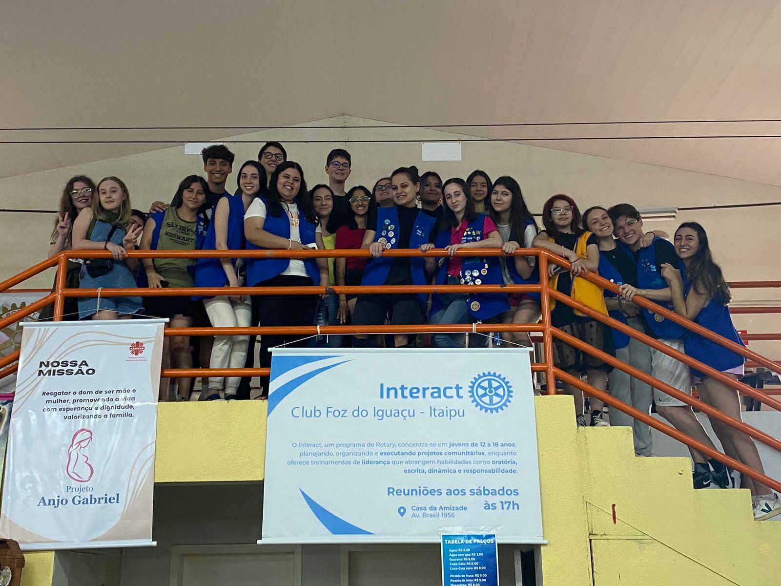 No dia 9 de setembro o Interact Club de Foz do Iguaçu-Itaipu realizou uma reunião um pouco diferente das de costume. Como estávamos vivendo a Ecoflores 2023, projeto anual de nosso Rotary padrinho, nós improvisamos um pouco para termos nosso momentinho de discussão. Em uma parte superior de onde estava acontecendo a feira, nos reunimos e fizemos nossa reunião como uma roda de conversa descontraída, divertida e produtiva!