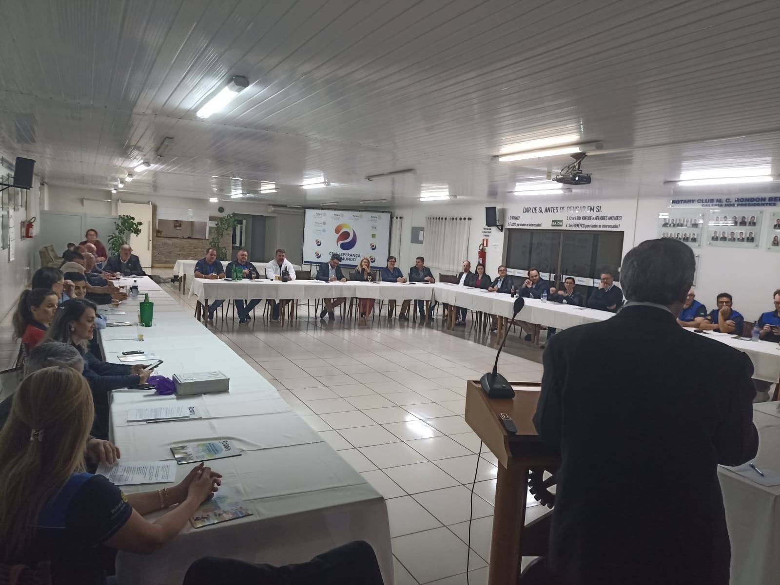 A lotação da Casa da Amizade foi completa, o que demonstra a vontade de todos em ouvir sobre Rotary