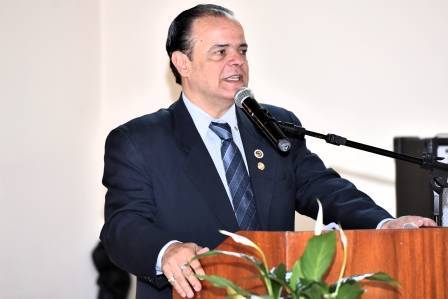 O jornalista e ex-Governador do Rotary, Márcio Cavalca Medeiros, organizando o Centro de Estudos Rotários paulista