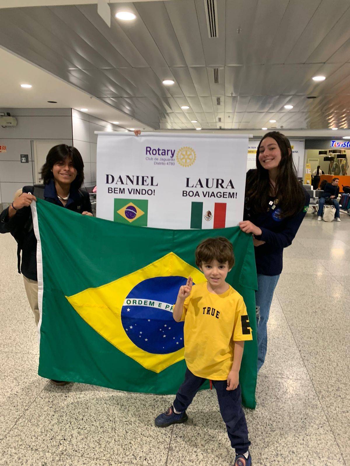 Laura e Daniel no Aeroporto Salgado Filho.