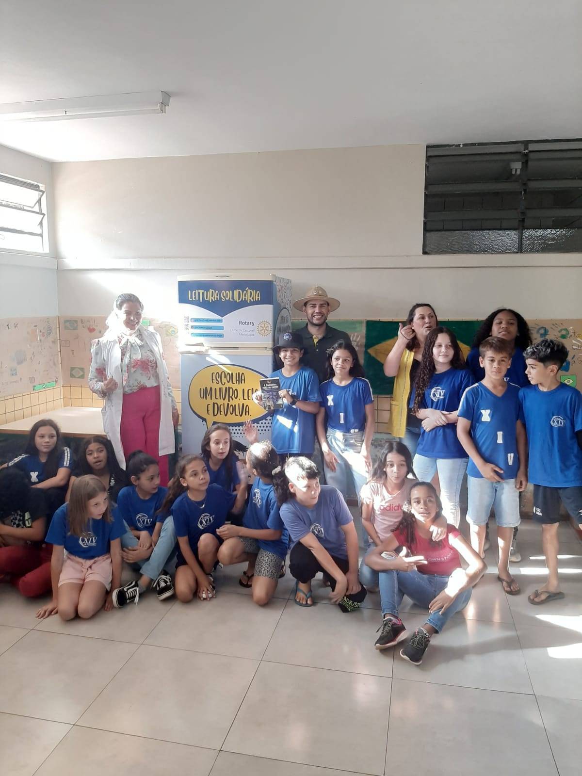 Com a ajuda da população cascavelense, doando livros, o Rotary Club de Cascavel - Maria Luiza ampliou o programa Leitura Solidária, instalando a 9ª geladeira com livros literários e de autoajuda aos alunos da escola pública.