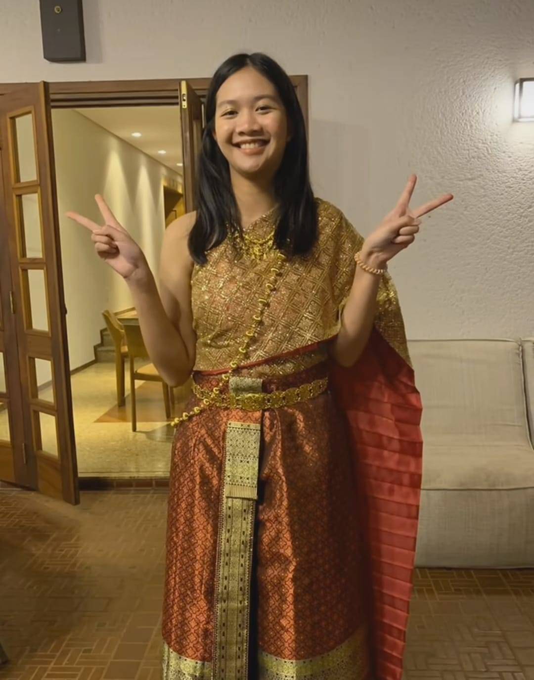  Tailandesa Gun participa de reunião no seu clube hospedeiro