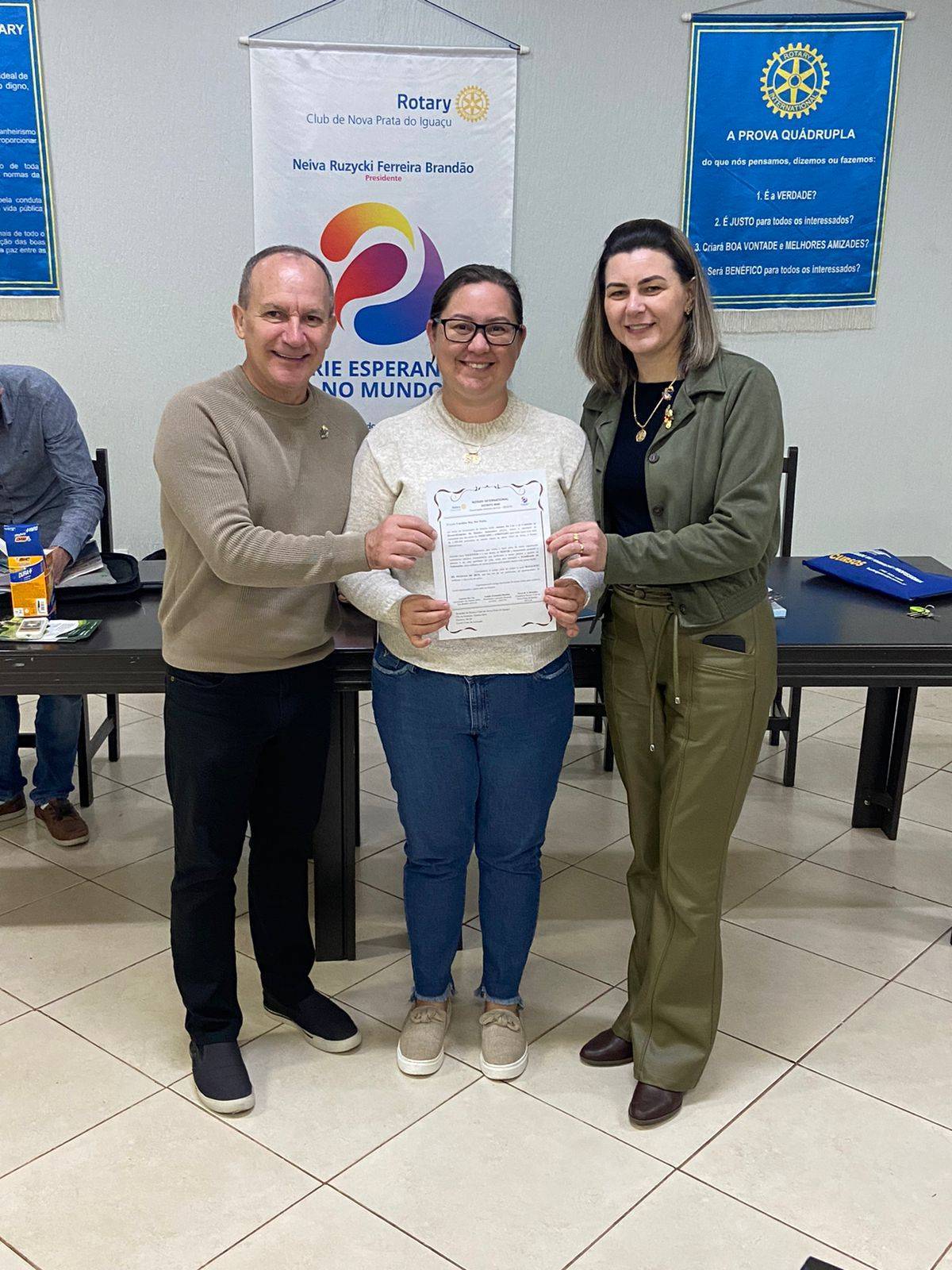 A futura associada recebendo a Carta Convite Distrital