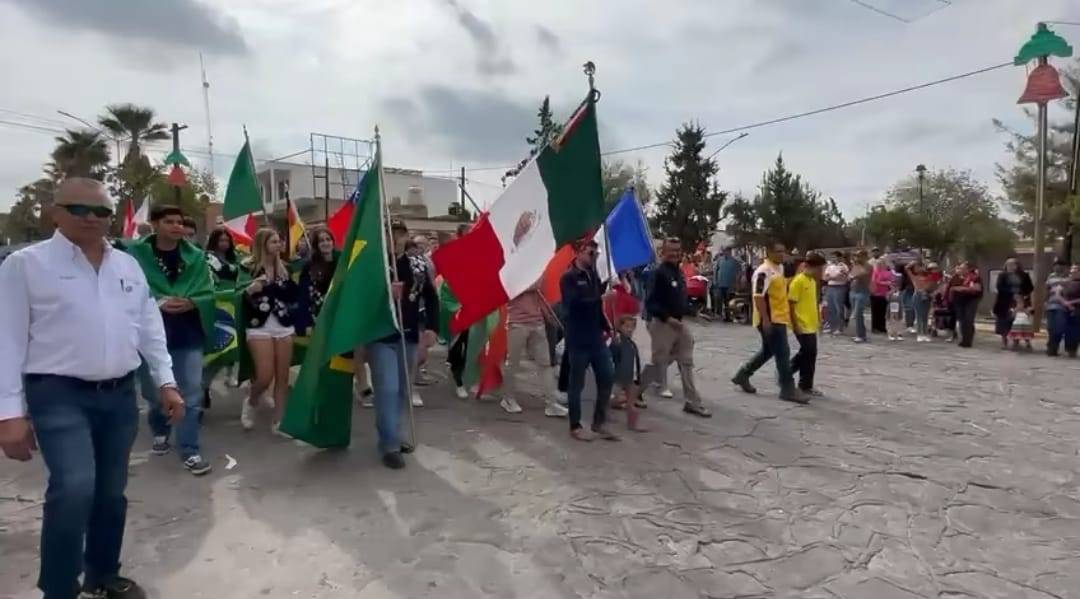 Intercambistas brasileiros participaram de desfile cívico no México