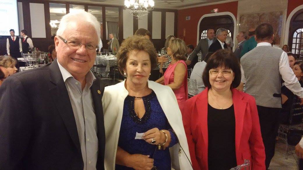 na foto, Marli Bortolotti (centro), tendo ao seu lado o marido Geraldo e uma das filhas, Kelem