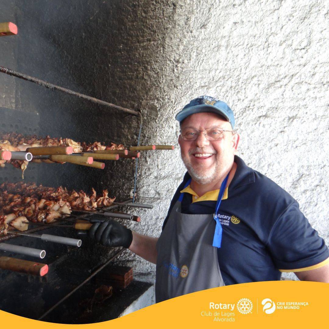 Companheiro Sério Montemezzo no almoço solidário 2023 do Rotary Club de Lages Alvorada.