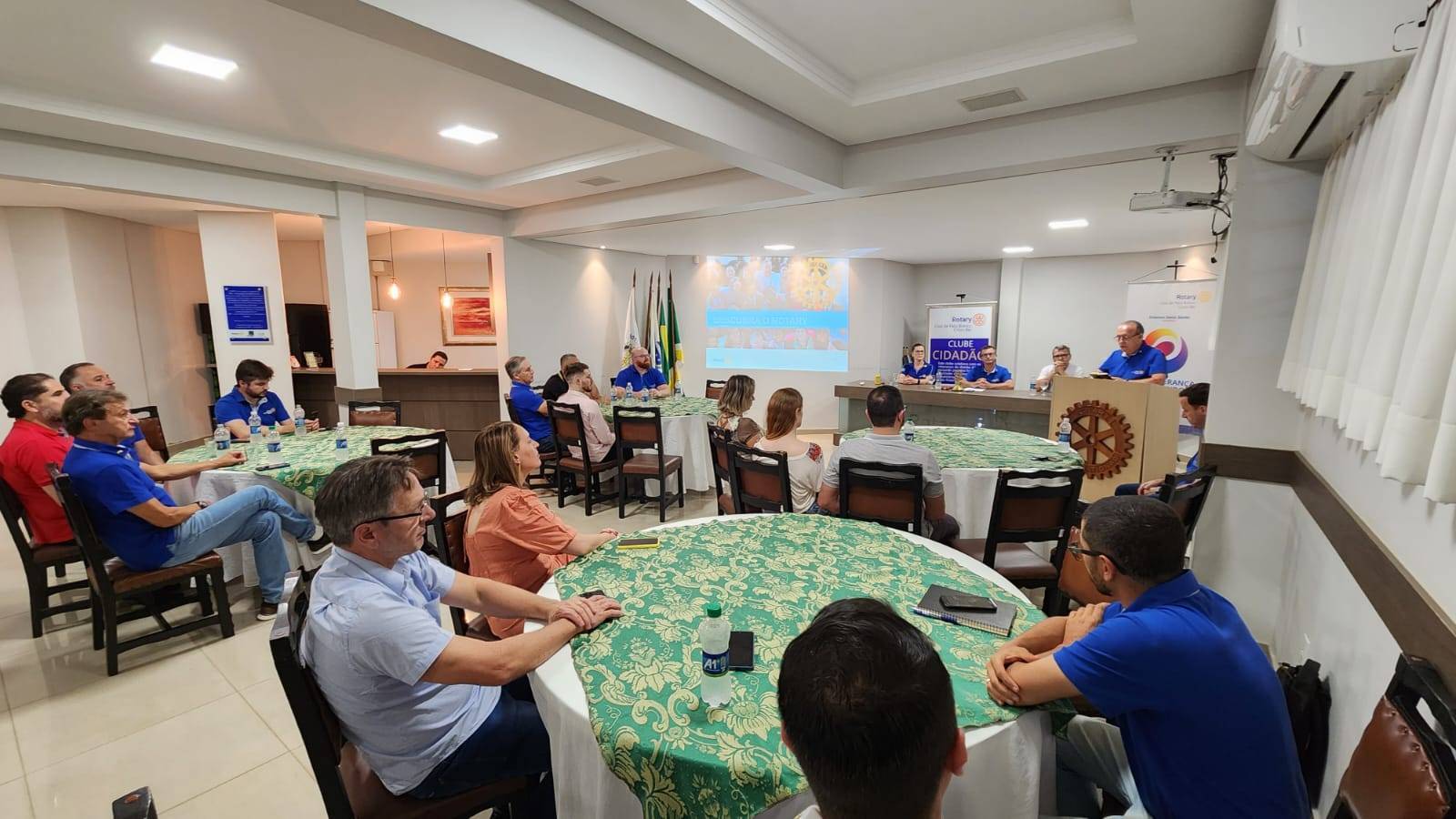 A reunião com palestra sobre o Rotary proferida pelo DQA distrital. 