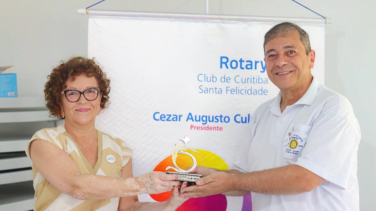 Na foto a companheira Luiza Tigrinho entre o troféu do êxito com o projeto "Mobilidade para Todos" para o governador 2023-24 Laerzio Chiesorin Junior 