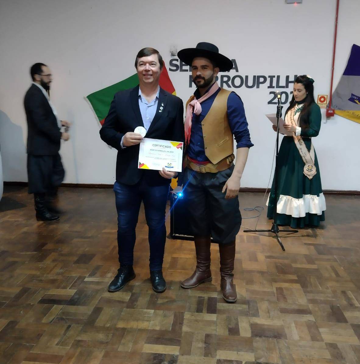 Presidente Sergio recebendo o certificado
