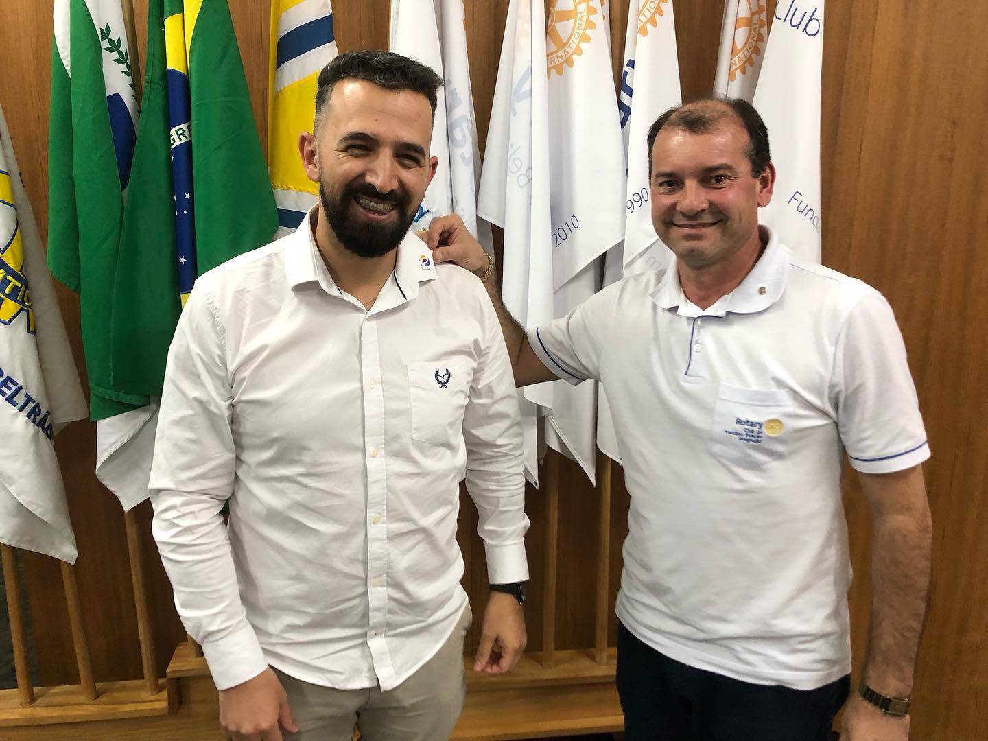 Alessandro Perondi, palestrante, recebe um pin de agradecimento do governador assistente do Distrito 4640, Josoel Martins Mann.