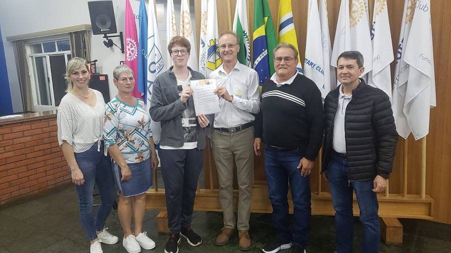 Presidente Arci de Medeiros com o intercambista Luan Dalla Valle e seus familiares.