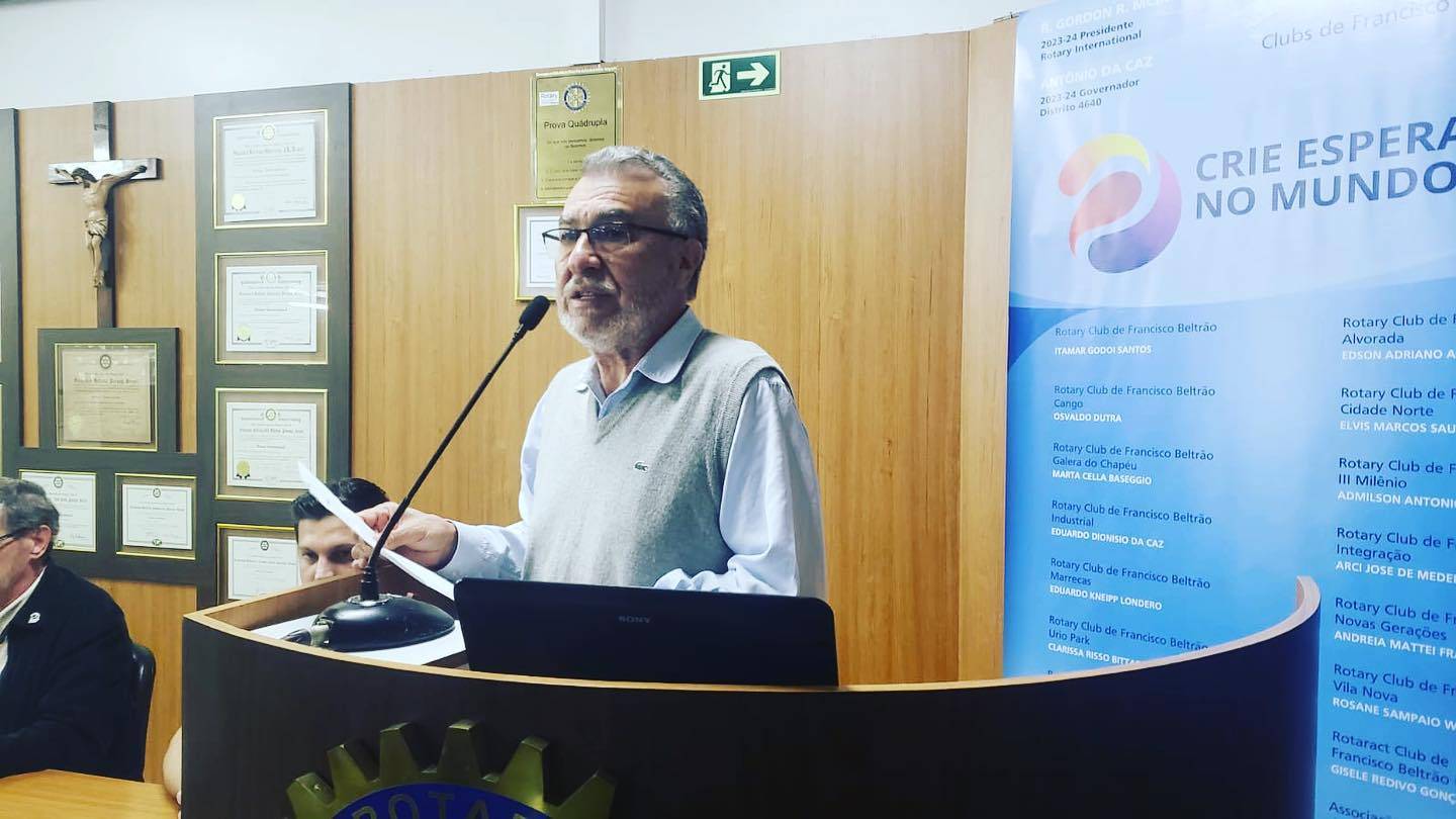 Odinei Farias, responsável pela Fundação Rotária no clube, divulga as novas Empresas Cidadás.