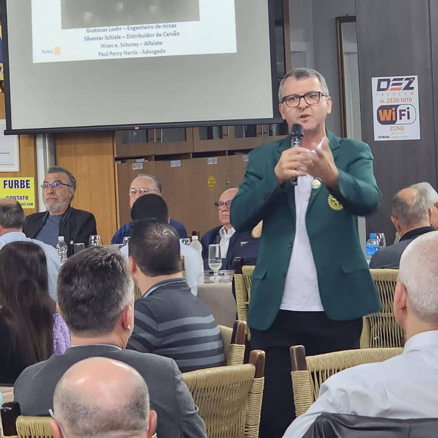 Ademar Spinello ministrando uma palestra na reunião do Rotary Club de Francisco Beltrão-Integração.